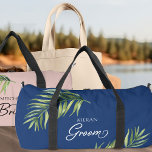 Feuille de palme Tropicale N'importe quelle couleu<br><div class="desc">cadeau mariage à personnaliser pour le marié pour son week-end de baccalauréat ou lune de miel. Groom est écrit en calligraphie manuscrite tourbillonnant et, vous pouvez facilement changer ceci pour convenir à n'importe qui dans votre mariage, en entrant l'outil de conception. Le design comporte une feuille de palmier tropicale aquarelle...</div>
