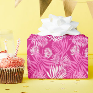 Feuille de palmier blanche sur papier cadeau rose