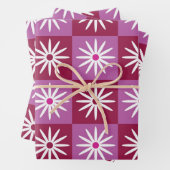 Feuille De Papier Cadeau à damiers marguerite blanche sur tableau rouge et (En situation)