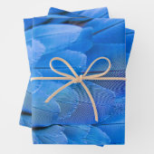 Feuille De Papier Cadeau Aile à plumes bleues monogrammée (En situation)