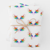 Feuille De Papier Cadeau Ailes fluffy arc-en-ciel (En situation)