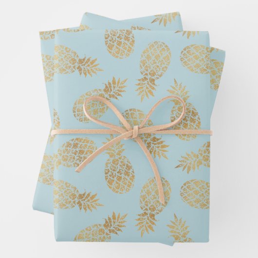 Feuille De Papier Cadeau Ananas en or sur bleu (En situation)