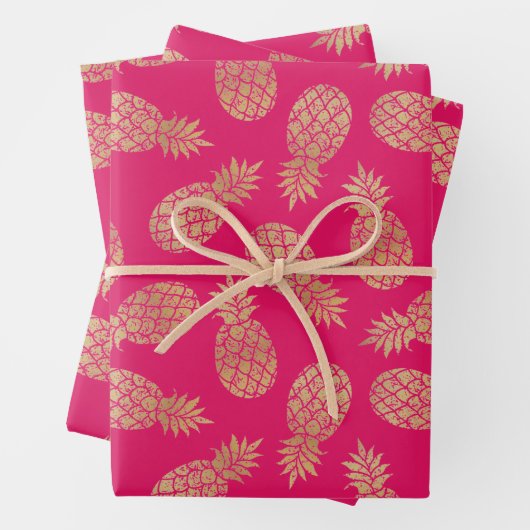 Feuille De Papier Cadeau Ananas en or sur rose chaud (En situation)