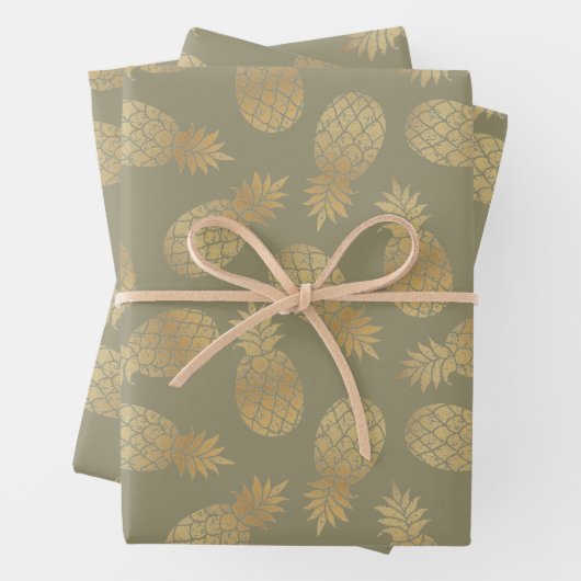 Feuille De Papier Cadeau Ananas en or sur vert olive (En situation)