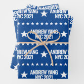 Feuille De Papier Cadeau Andrew Yang NYC 2021 Etoiles blanches Motif bleu (En situation)