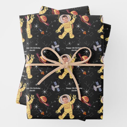 Feuille De Papier Cadeau Anniversaire de l'espace Nom de l'astronaute (En situation)