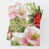 Feuille De Papier Cadeau Aquarelle Fruit fraise et Fleurs roses (En situation)