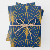 Feuille De Papier Cadeau Art Déco Éventails Géométriques Dorés sur Fond Ble (En situation)