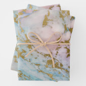 Feuille De Papier Cadeau Aspect Marbre Rose Et Bleu Et Or (En situation)