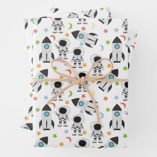 Feuille De Papier Cadeau Astronaut et Motif spatial de fusée (En situation)