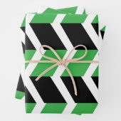 Feuille De Papier Cadeau Bande de Chevron Vert Noir (En situation)