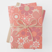 Feuille De Papier Cadeau Bandes et fleurs rétro en rose pastel (En situation)