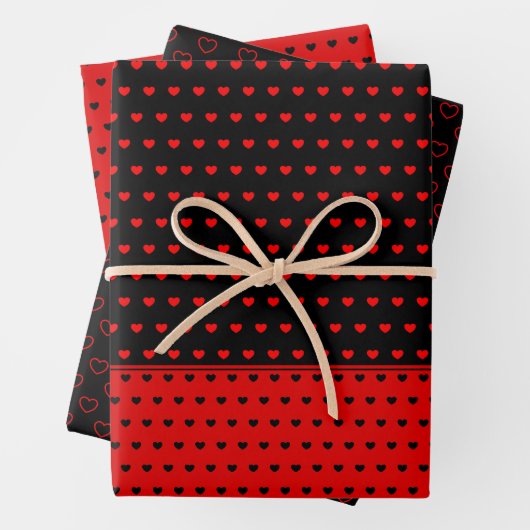 Feuille De Papier Cadeau Beau Et Élégant Rouge Et Coeurs Noirs Motif (En situation)