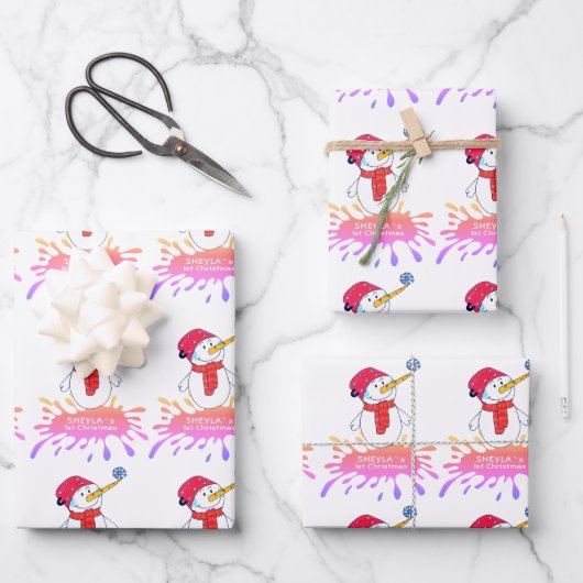 Feuille De Papier Cadeau Bébé mignon Snowman`s premier bébé rose de Noël (Recto)