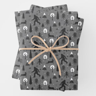 Feuille De Papier Cadeau Bigfoot et Jackalope dans le motif de bois gris