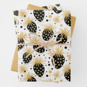 Feuille De Papier Cadeau Black and Gold Strawberry Pattern (En situation)
