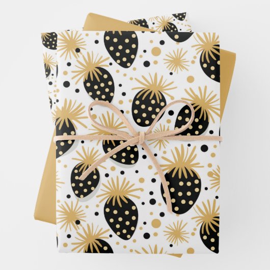 Feuille De Papier Cadeau Black and Gold Strawberry Pattern (En situation)
