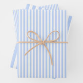 Feuille De Papier Cadeau Bleu Clair & Rayures Blanches (En situation)