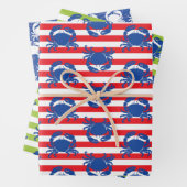 Feuille De Papier Cadeau Bleu crabes rayures (En situation)