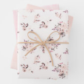 Feuille De Papier Cadeau Blush & Cream Aquarelle Florale et Rayures Subtile (En situation)