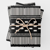 Feuille De Papier Cadeau Boho Lignes Scandinaves Points Noir Blanc (En situation)