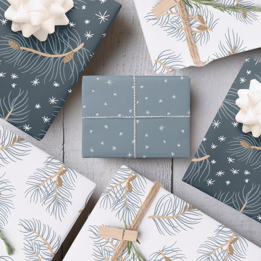 Feuille De Papier Cadeau Branches de sapins avec des flocons de neige |