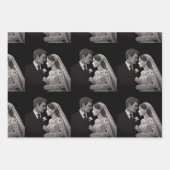 Feuille De Papier Cadeau Bride & Groom Delicate blanc sur noir (Devant)