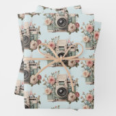 Feuille De Papier Cadeau Camera with Flowers Retro Pastel Image Pattern (En situation)