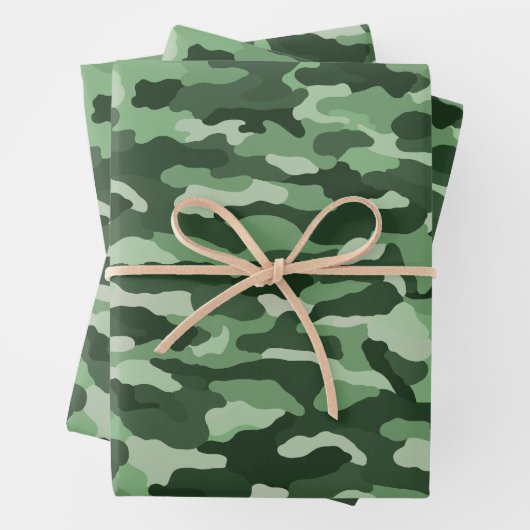 Feuille De Papier Cadeau Camouflage vert forestier (En situation)