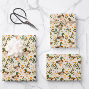 Feuille De Papier Cadeau Canards colverts dans un motif de forêt