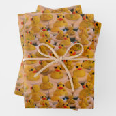 Feuille De Papier Cadeau Canards en caoutchouc jaune Motif animal  (En situation)