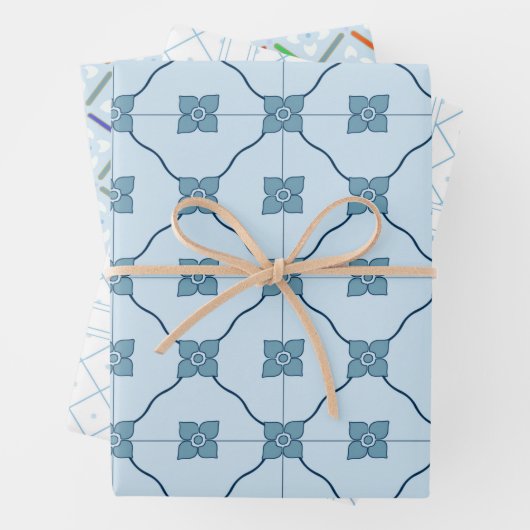Feuille De Papier Cadeau Carrelage bleu clair et blanc orné (En situation)