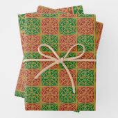 Feuille De Papier Cadeau Carrelage rouge et vert sur Motif or (En situation)
