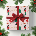 Feuille De Papier Cadeau Casse-noisette Ballet rose Fa la Christmas<br><div class="desc">Ce papier d'emballage de Noël de noisette présente un motif mignon et fantaisiste de noix et de ballerines dansantes sur un arrière - plan rose avec le dicton "Fa la". Un cadeau unique et mignon pour la saison des fêtes! !</div>