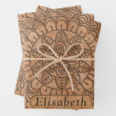 Feuille De Papier Cadeau Cercles floraux en bois sculpté Mandala Personnali (En situation)