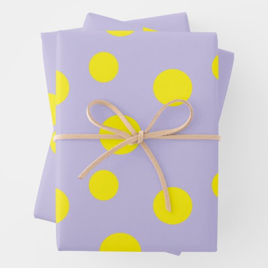 Feuille De Papier Cadeau Cercles jaunes sur motif pourpre (En situation)