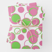 Feuille De Papier Cadeau Cercles rose et vert Motif géométrique (En situation)