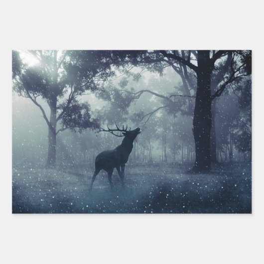 Feuille De Papier Cadeau Cerf avec Antlers dans une forêt ombragée (Devant 3)