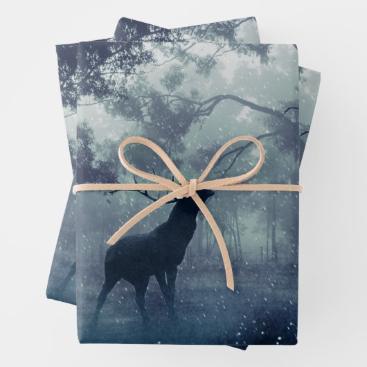 Feuille De Papier Cadeau Cerf avec Antlers dans une forêt ombragée (En situation)