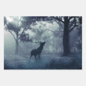 Feuille De Papier Cadeau Cerf avec Antlers dans une forêt ombragée (Devant)
