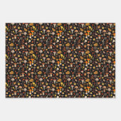 Feuille De Papier Cadeau Champignons sauvages sur le noir (Devant 2)