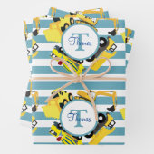 Feuille De Papier Cadeau Chariots de construction Bleu rayures Monogramme (En situation)