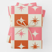 Feuille De Papier Cadeau Checkered Mid Century Atomic Stars Pink Orange  (En situation)