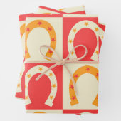 Feuille De Papier Cadeau Checkered Retro Horseshoe in Orange red and Pink  (En situation)
