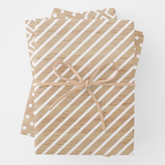 Feuille De Papier Cadeau Chèques Simples Bandes À petits pois Sur Faux Bois (En situation)