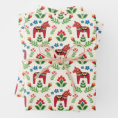 Feuille De Papier Cadeau Cheval de Dala suédois Rouge (En situation)