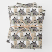 Feuille De Papier Cadeau Cheval mignon à mâcher sur une clôture (En situation)