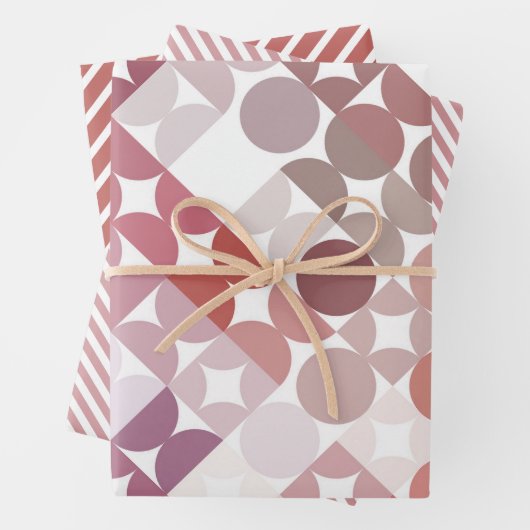 Feuille De Papier Cadeau Chic Mauve Taupe Cercles Roses Dusty Motif d'art (En situation)