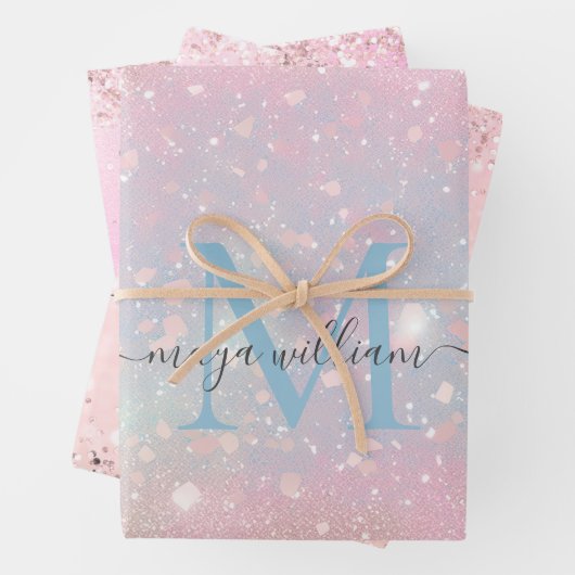 Feuille De Papier Cadeau Chic Monogramme 3 Parties scintillant couleur rose (En situation)