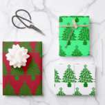 Feuille De Papier Cadeau Chien Empreinte de patte Green Christmas Tree<br><div class="desc">Dessin mignon d'un arbre de Noël décoré d'empreintes de pattes de chiens. Arrière - plans rouges,  verts et blancs. Papier d'emballage personnalisé pour les vacances. Idée d'enveloppement cadeau pour amoureux de les chiens.</div>